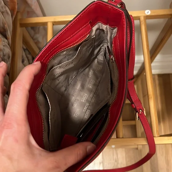 MK CROSSBODY BAG IN excellent condition - Picture 2 of 9